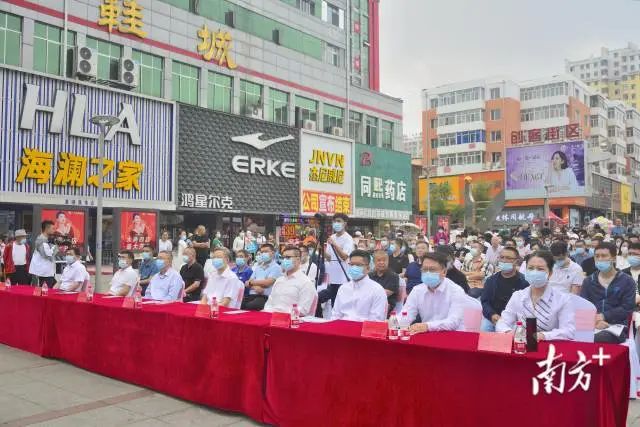 江門恩平溫泉嘉年華暨樂購恩平消費(fèi)節(jié)走進(jìn)七臺河推介活動(dòng)發(fā)布會在七臺河市步行街舉行,現(xiàn)場人氣十足。 南方+ 吳鑫 拍攝 圖片