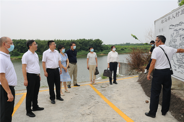 5.現(xiàn)場組調(diào)研健康文化特色村委公園——圣堂鎮(zhèn)歇馬村_副本.jpg