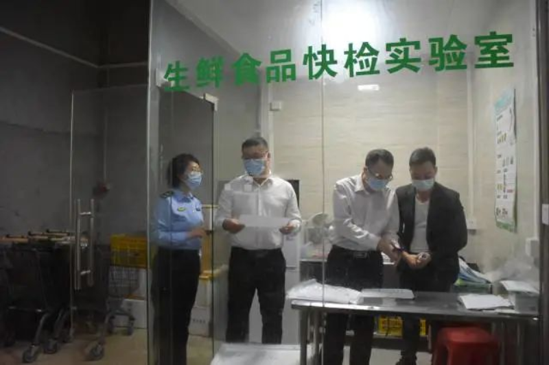 每到一處,包保干部都詳細(xì)了解食品來源、食品儲存、生鮮銷售等情況。恩平市監(jiān)供圖 圖片