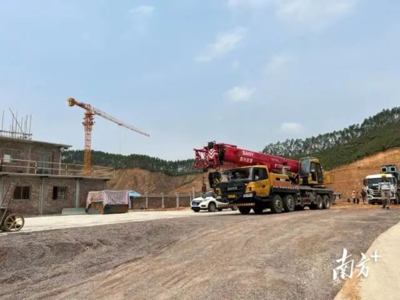 以低效產(chǎn)業(yè)用地整治提升工作為抓手,牛江鎮(zhèn)招引優(yōu)質(zhì)項(xiàng)目。圖為山金金屬科技制造項(xiàng)目建設(shè)現(xiàn)場(chǎng)。 圖片