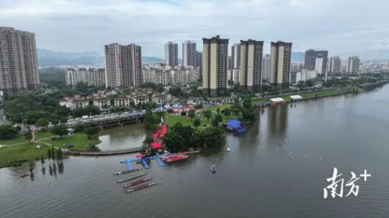 比賽項目為男子組22人龍舟500米直道賽,現(xiàn)場分設(shè)4條賽道。 圖片