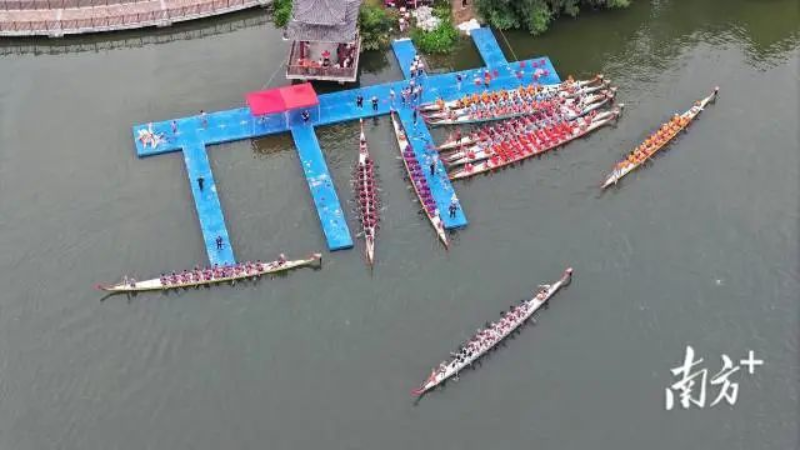 龍舟隊蓄勢待發(fā)。 圖片