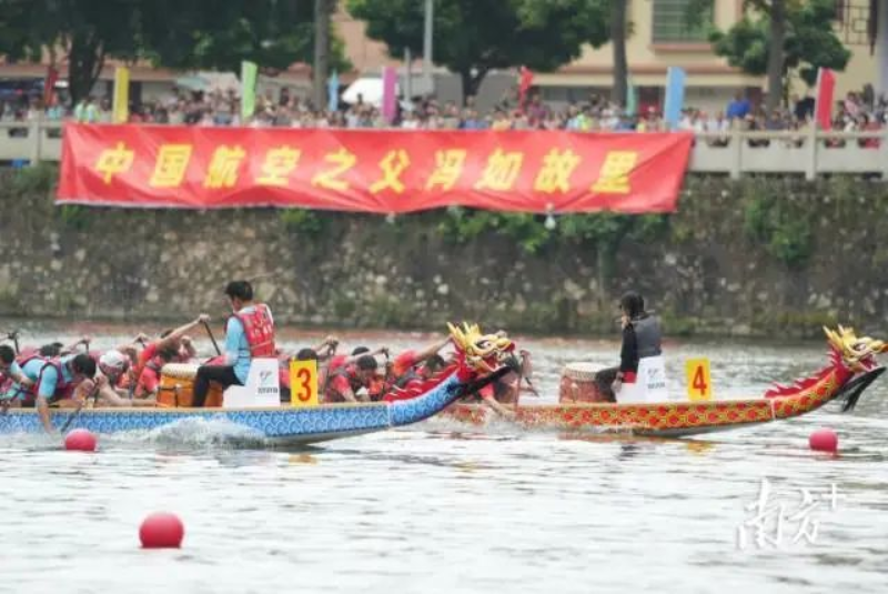 龍舟健兒齊齊劃槳、提槳、破水,水花四濺,激情無限。 圖片