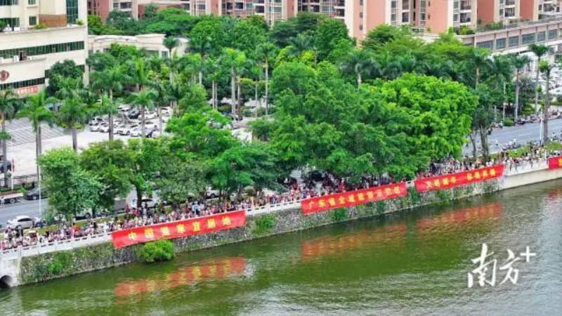 參賽運動員可以欣賞城水一體、交相輝映的獨特風(fēng)貌,觀眾也能在風(fēng)光旖旎中感受“同舟共濟(jì)、奮勇爭先”的龍舟精神。 圖片