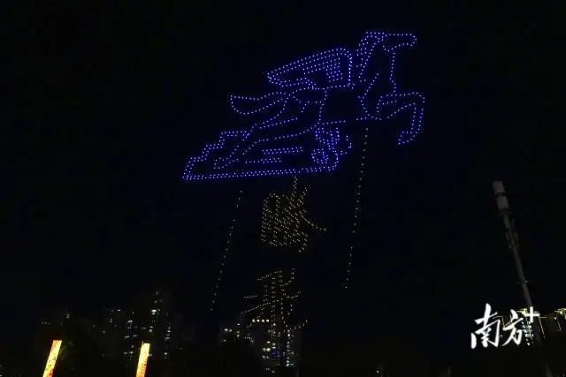 夜空中,無(wú)人機(jī)伴著音樂(lè)不停變換陣型。 圖片