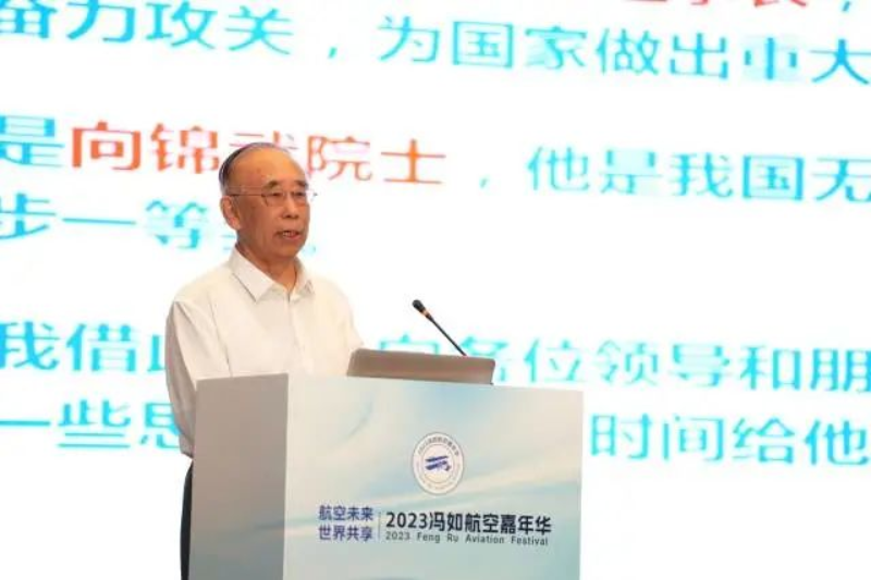 馮培德作主旨報告。 南方+ 楊興樂 拍攝 圖片