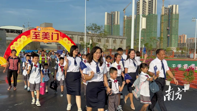 恩平市實驗小學新學期開設31個教學班,首批學生約1500名。張安怡 攝 圖片