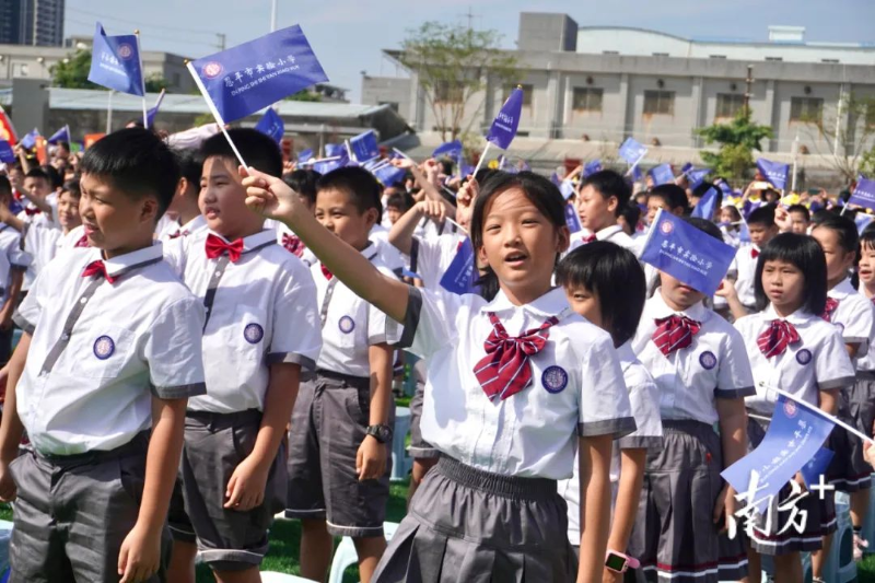 在一片歡歌笑語中,恩平市實驗小學、市實驗幼兒園揭牌儀式暨開學典禮舉行。 南方+ 周柳妤 拍攝 圖片