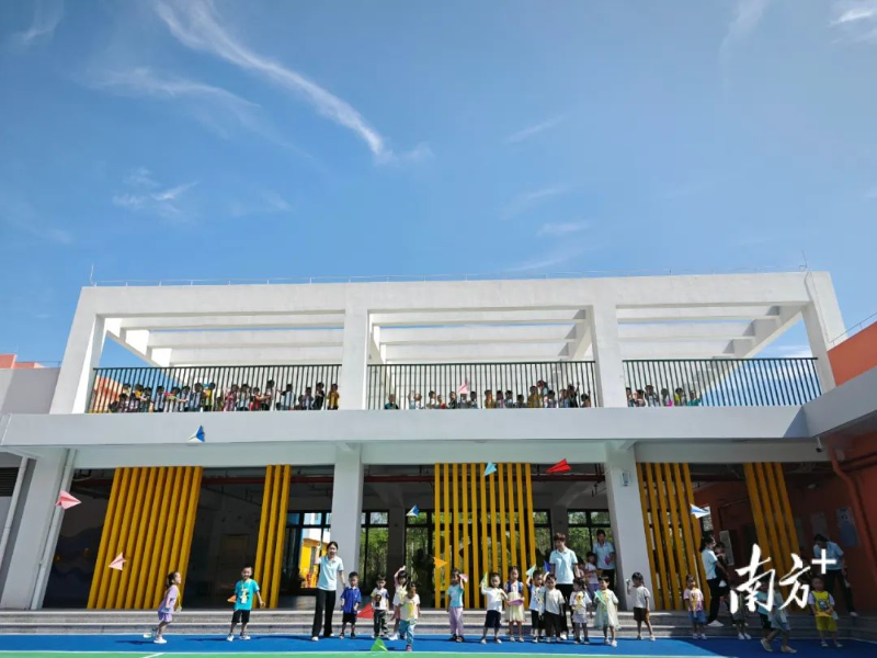 在恩平市第一幼兒園東成分園,孩子們乘坐定制公交車開來到校園,在迎新活動上放飛夢想。恩平市第一幼兒園東成分園提供 圖片
