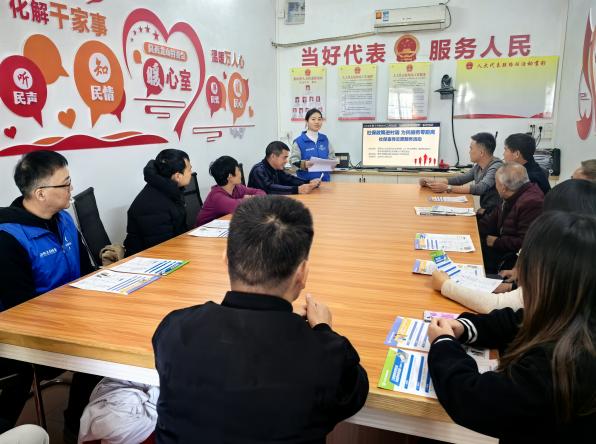 社保政策進村居 為民服務(wù)零距離——市人社系統(tǒng)開展新時代文明實踐“宣傳宣講黨的政策”活動