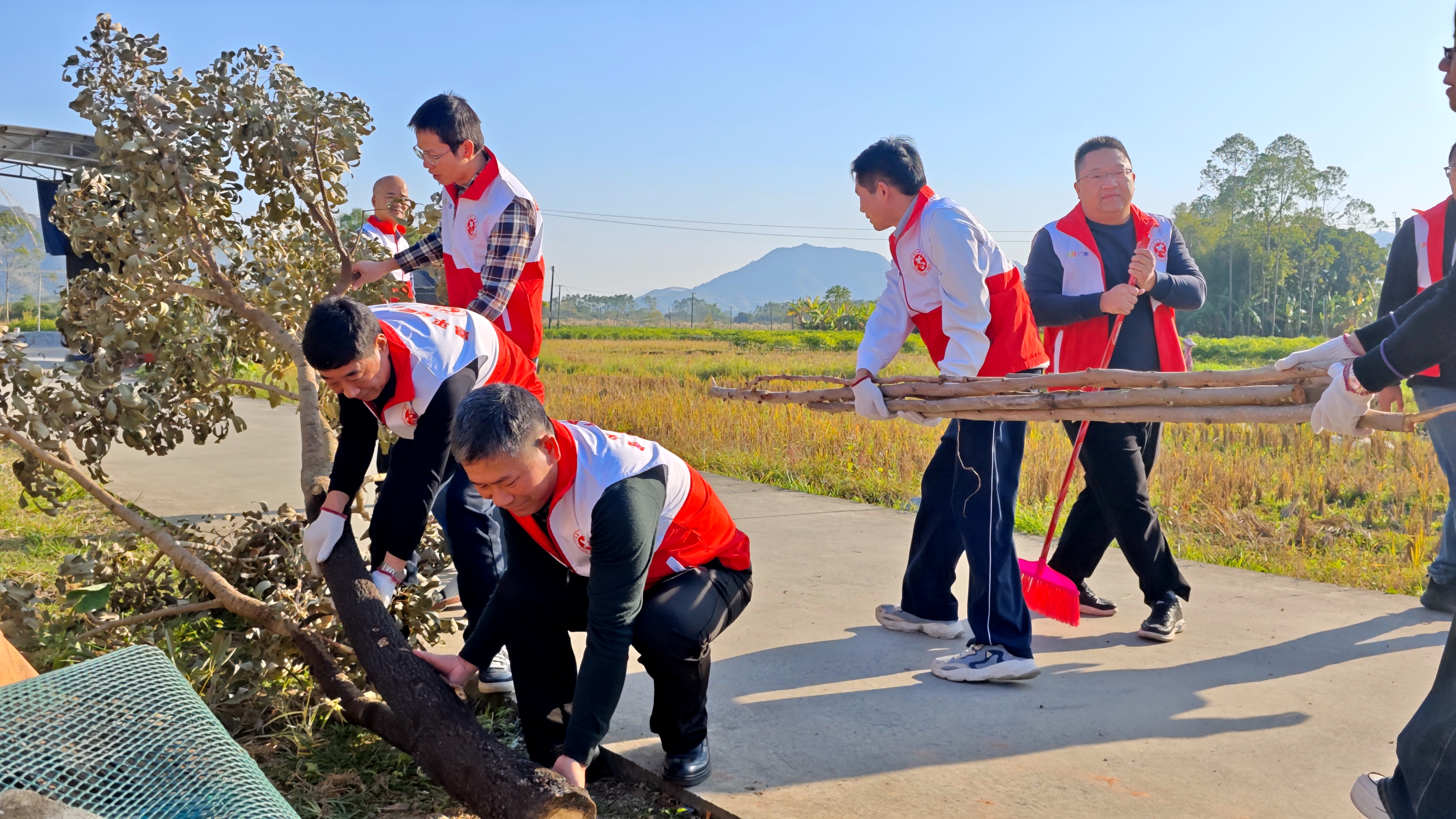 市人大常委會黨組副書記、副主任梁新庭，市政協(xié)副主席梁朝賀在清潔村莊.jpg